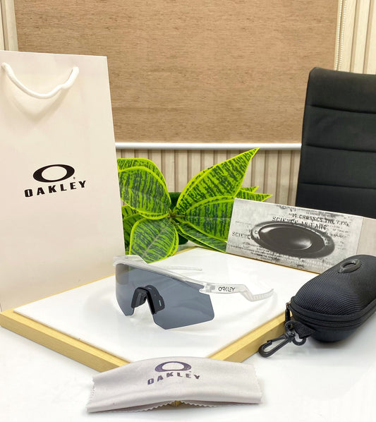 Oakley hydra UV protected Sport Sunglasses white Black